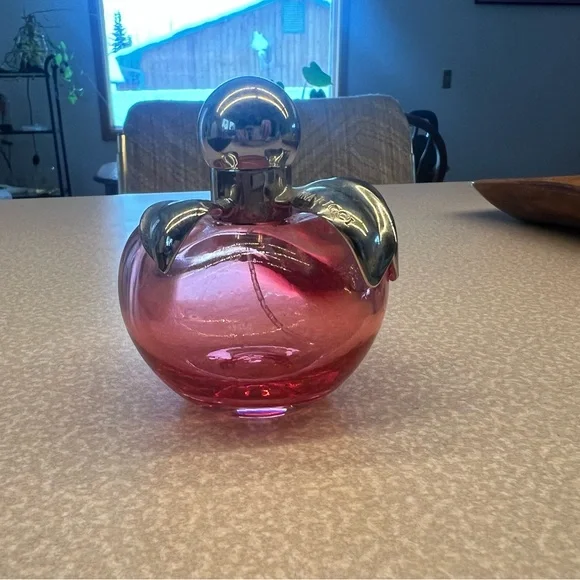 Nina Ricci / Red and Gold great to display. Empty bottle with a Little inside - Picture 2 of 6